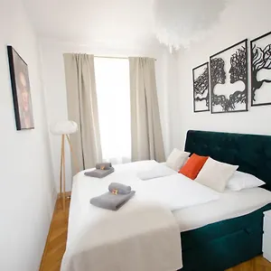 Casarina - Stilvoller Altbau In Zentraler Lage Dresden